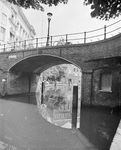 881093 Gezicht op de Bezemburg over de Oudegracht te Utrecht.